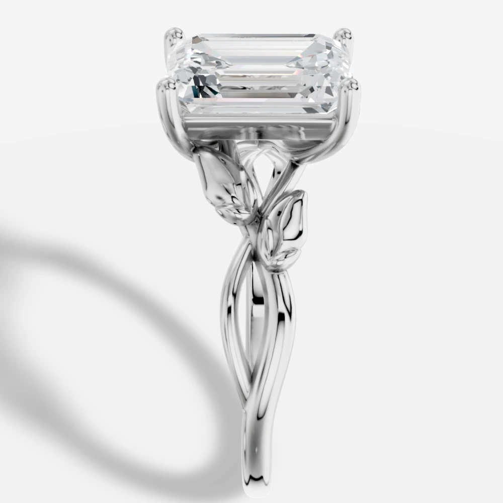 Dione Ring med smaragdslipad labbodlad diamant